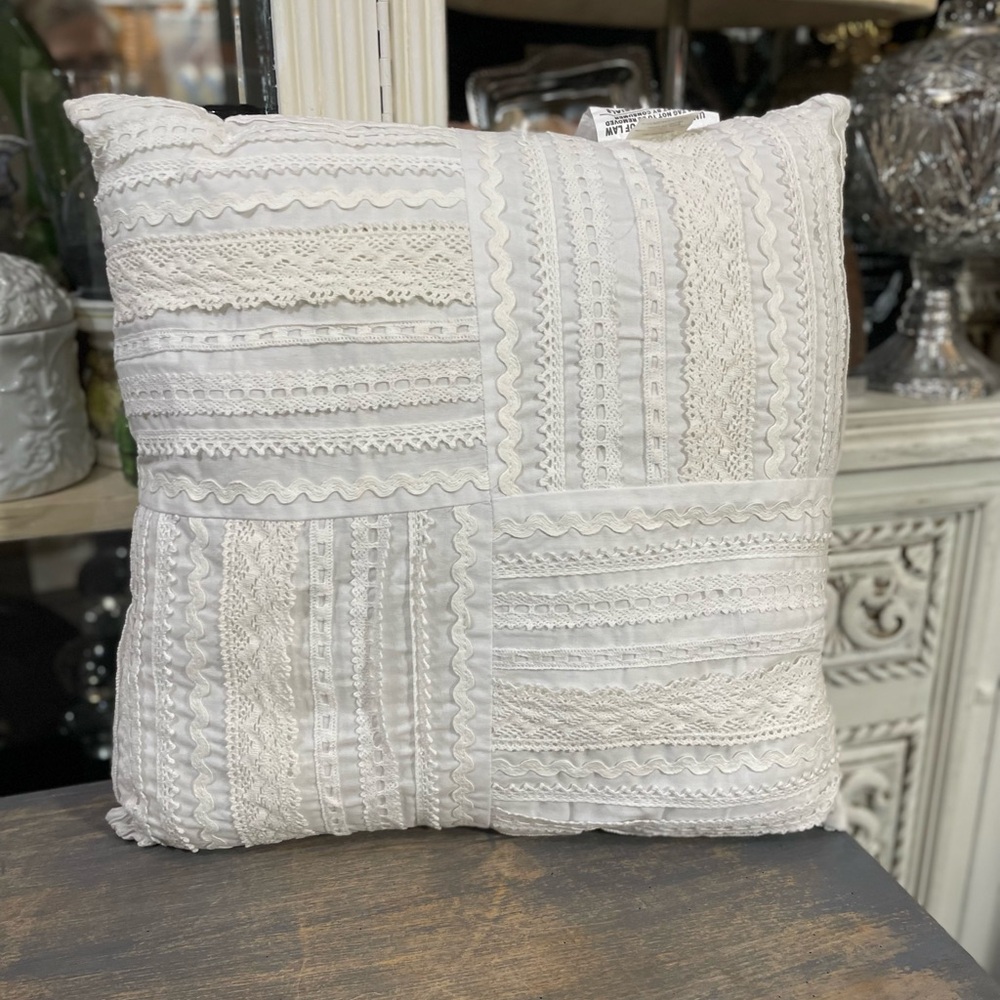 White lace pillow cottage decor nwt Vintage Chic